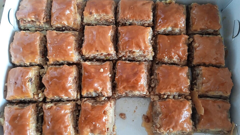 Cevizli Baklava mit Walnuss in der Tepsi