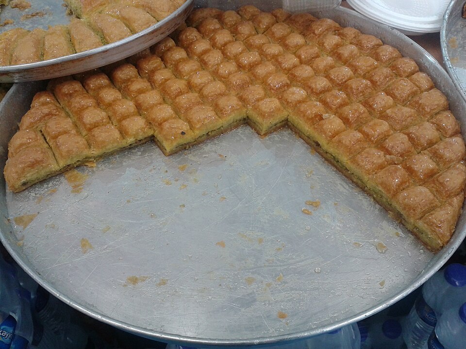 Havuç Dilimi Baklava im Rautenschnitt in der Tepsi