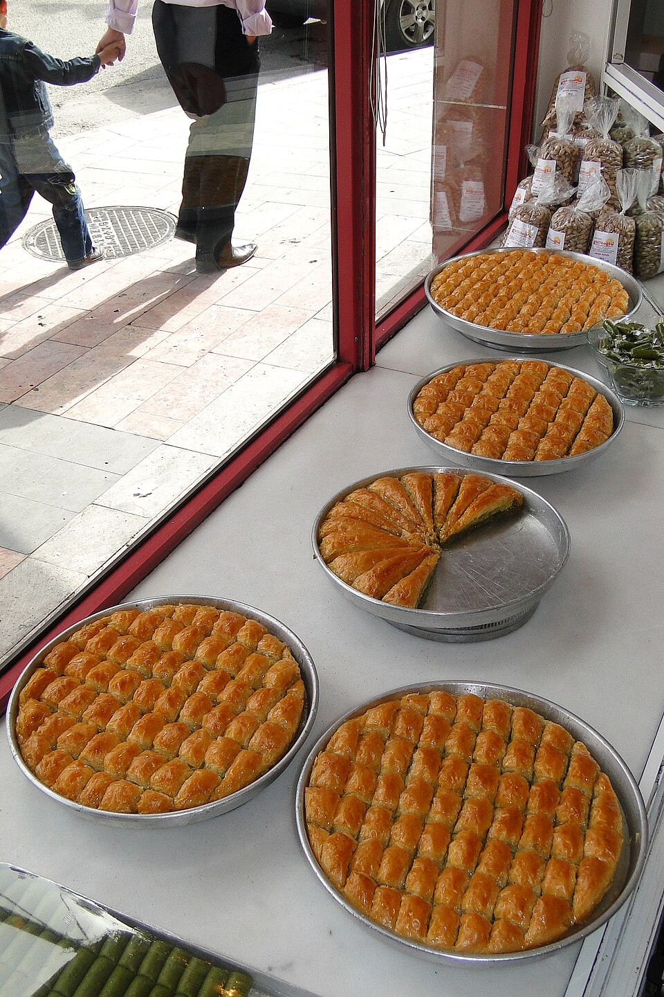 Große Tepsi mit verschiedenen Baklava-Sorten im Schaufenster